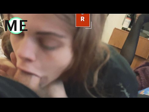 ❤️ Πούτσος στο λαιμό της, σκισμένο καλσόν και σκισμένα τακούνια ❤️ Πόρνο