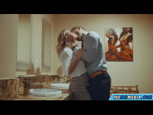 ❤️ Όταν μια πλούσια ξανθιά σε αποπλανεί σε μια δημόσια τουαλέτα ❤️ Πόρνο